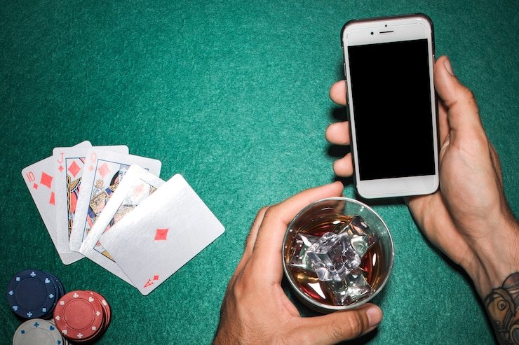 Pengguna membaca arahan akun mobile